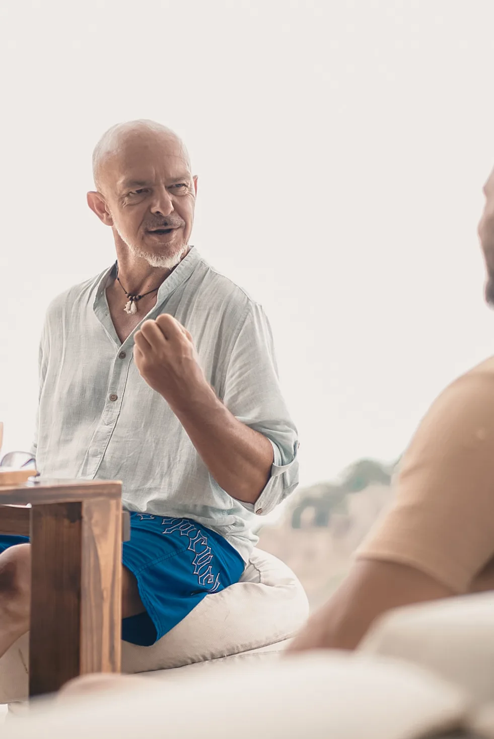 Torsten Zumpe im weißen Hemd beim Mentoring mit Teilnehmer, dialogische Pose