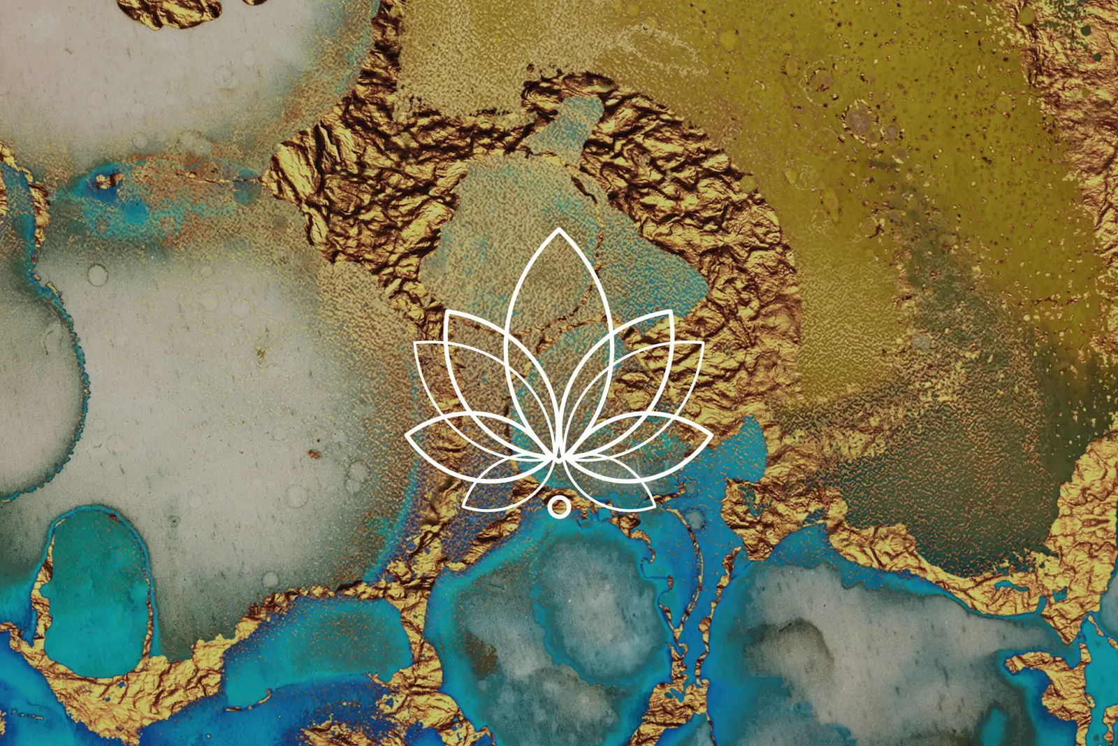 Hero-Banner mit weißem Lotus-Symbol auf strukturierter Landkarte in Blau und Gold