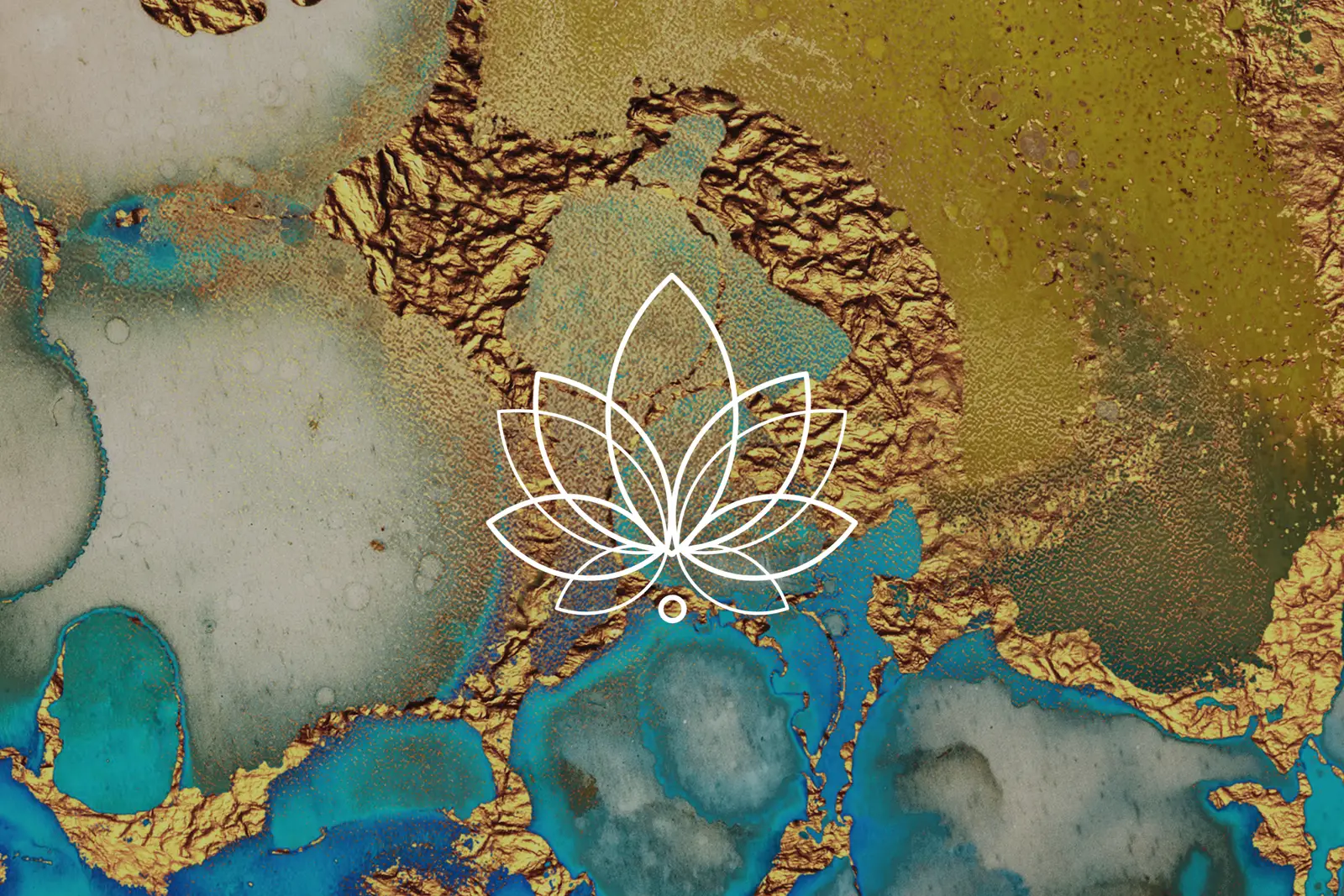 Hero-Banner mit weißem Lotus-Symbol auf strukturierter Landkarte in Blau und Gold