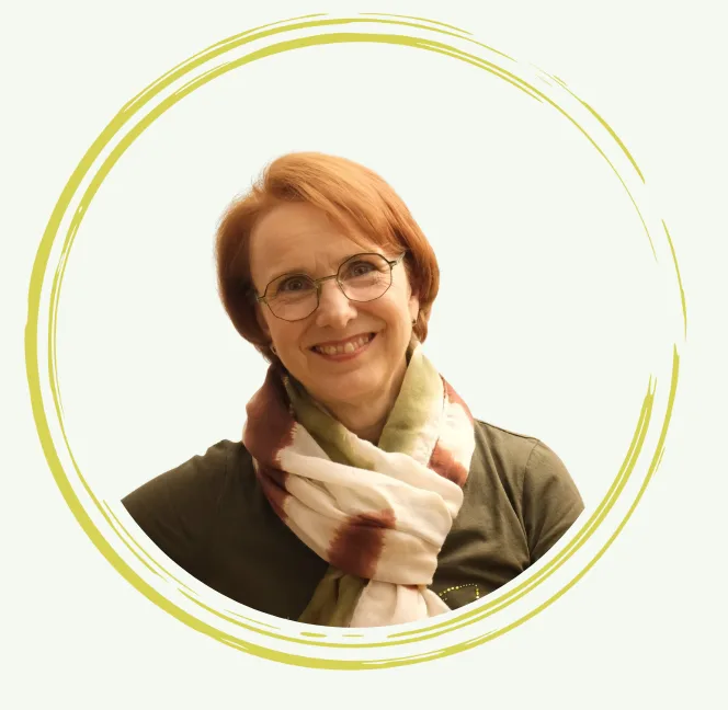 Gina Heller Porträt in gelbem Kreisrahmen, mit Brille und Schal