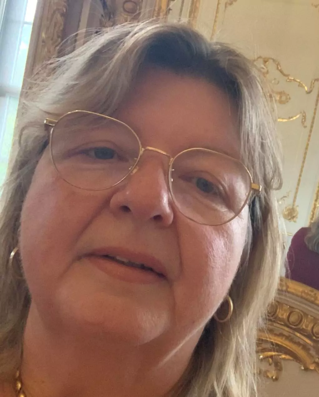 Porträt ältere Frau mit Brille und grauem Haar, Kundenstimme für The Work Akademie