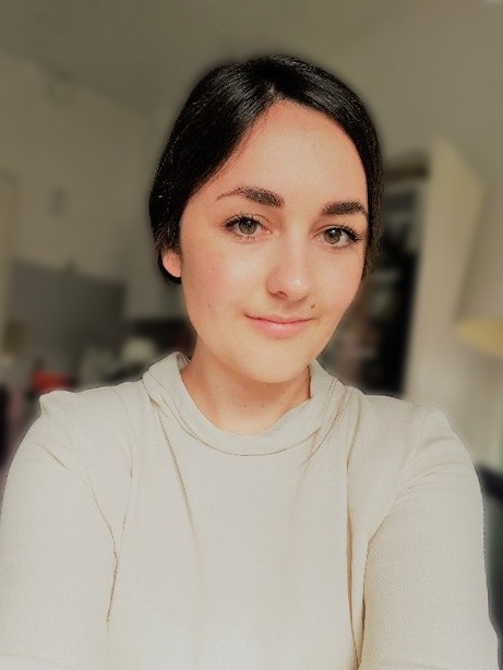 Porträt junge Frau mit dunklen Haaren, neutraler Hintergrund