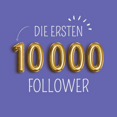 Glanzvolle goldene Ballonziffern 10000 auf violettem Hintergrund mit Text Die Ersten 10000 Follower