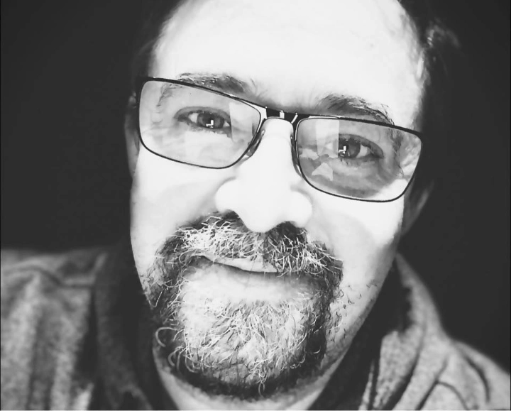 Schwarz-Weiß Porträt eines Mannes mit Brille und Vollbart, Autor Tibor Bauer
