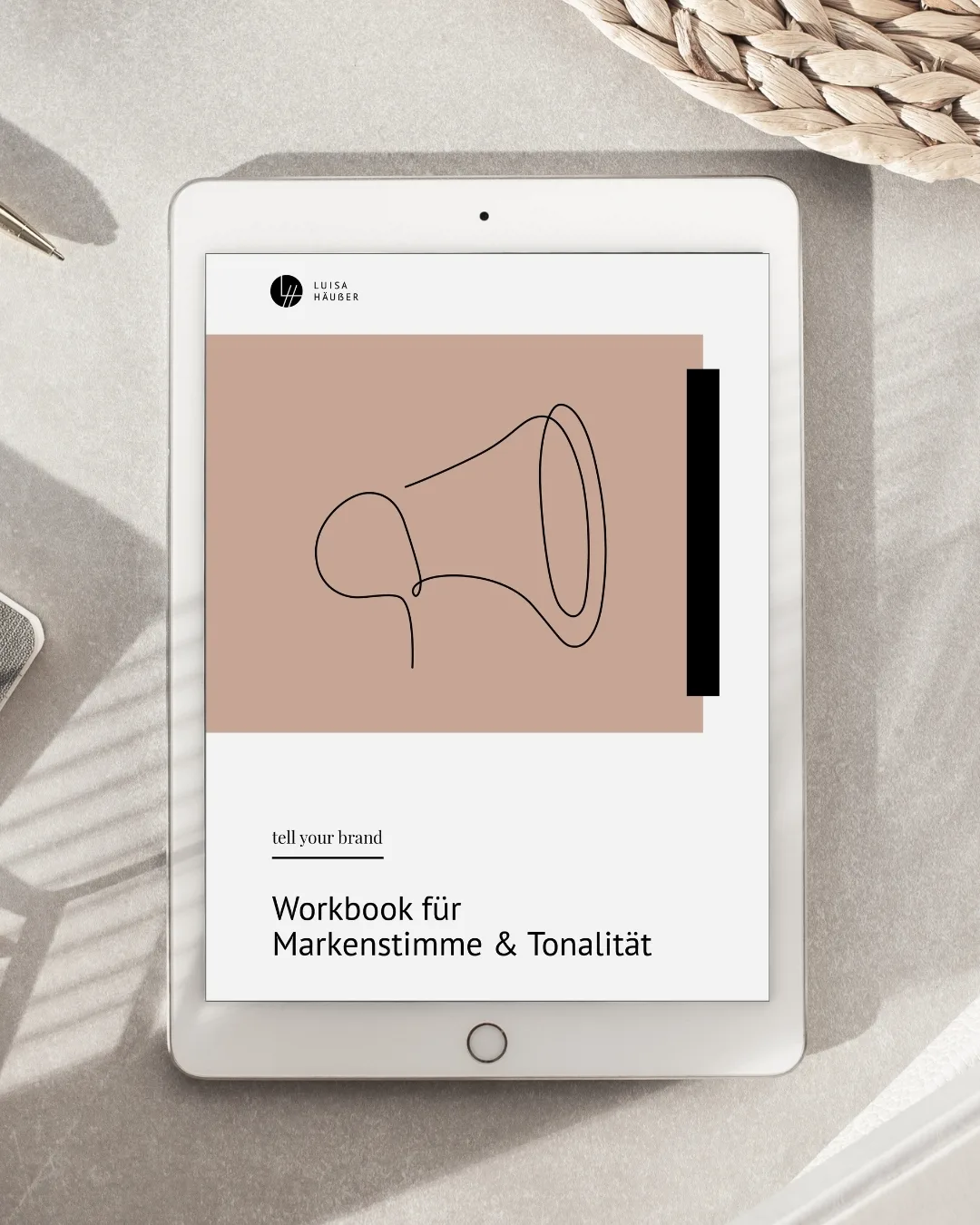 Mockup des Brand Workbook auf Tablet mit Megafon-Illustration und Text Markenstimme