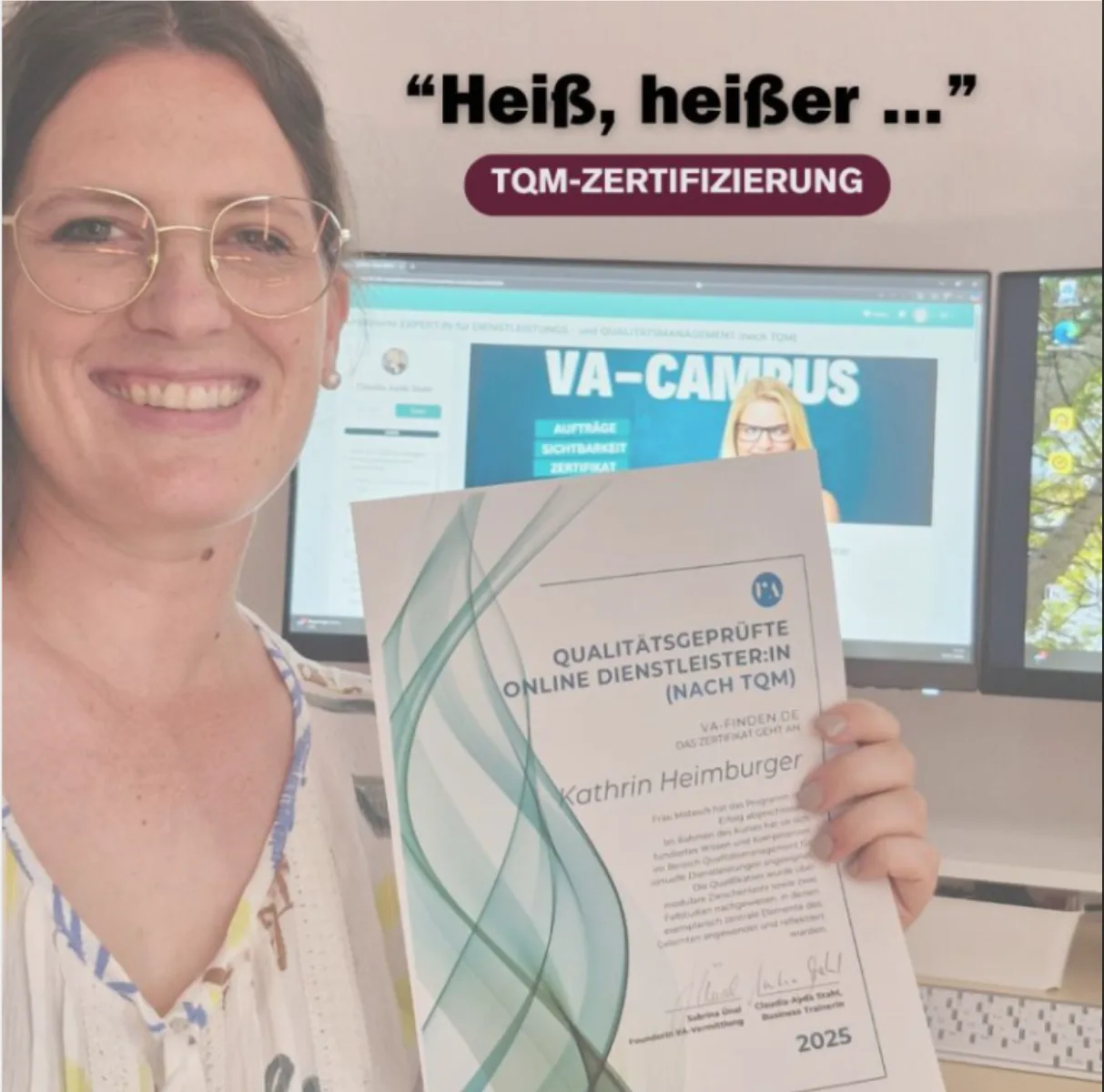Frau mit Brille hält TQM-Zertifikat, im Hintergrund VA-Campus-Bildschirm, Text: Heiß, heißer... TQM-Zertifizierung