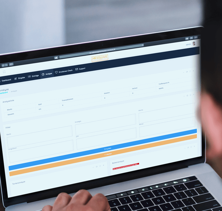 Laptop zeigt Trading Journal Software mit Analysediagrammen und Handelsdaten-Übersicht