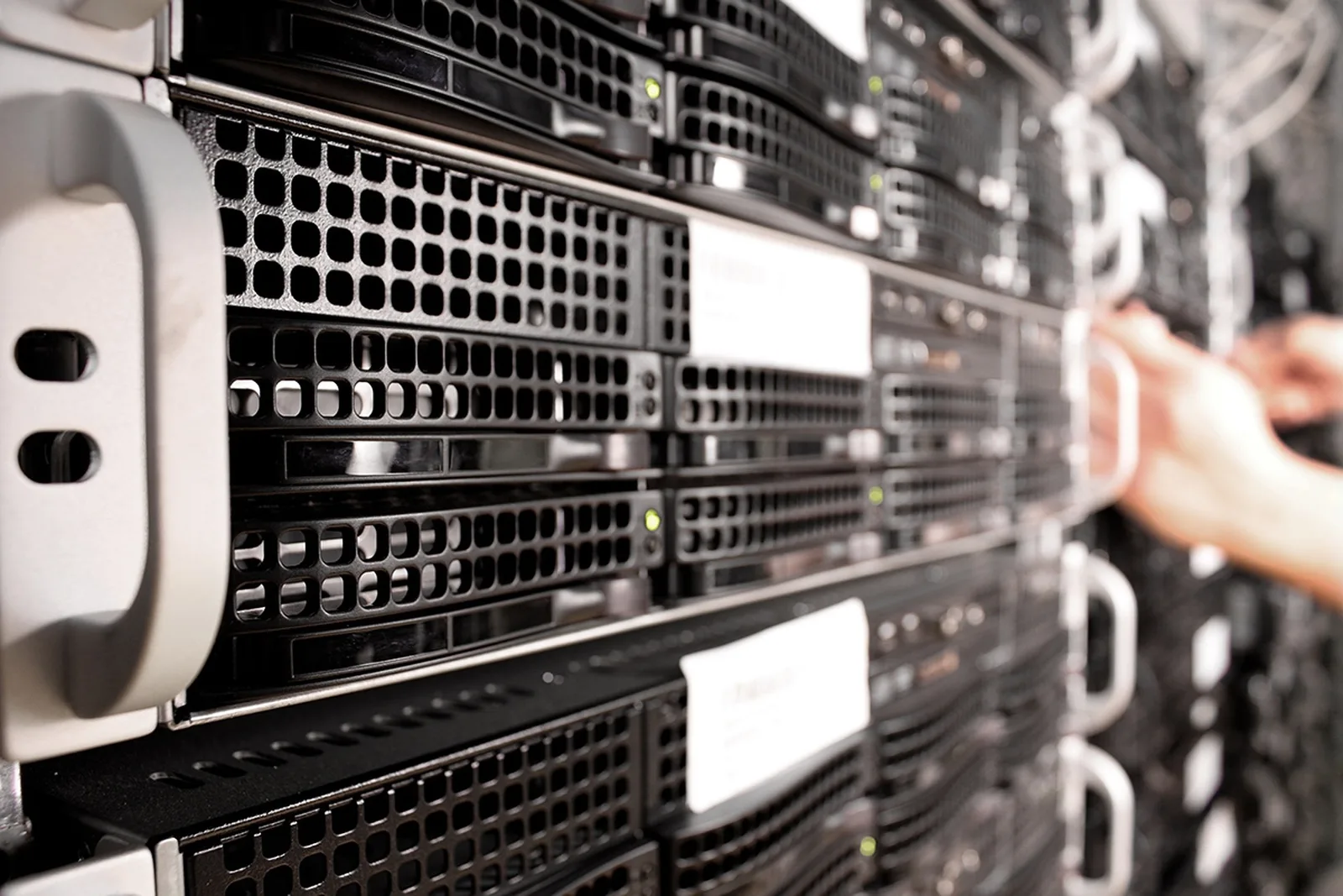 Trading Server mit Rack-mounted Hardware und Kühlsystem, Techniker arbeitet an der Installation