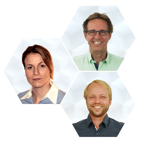 Drei Trainer in hexagonalen Rahmen: Frau mit braunen Haaren, Mann mit Brille und grünem Hemd, Mann mit Bart