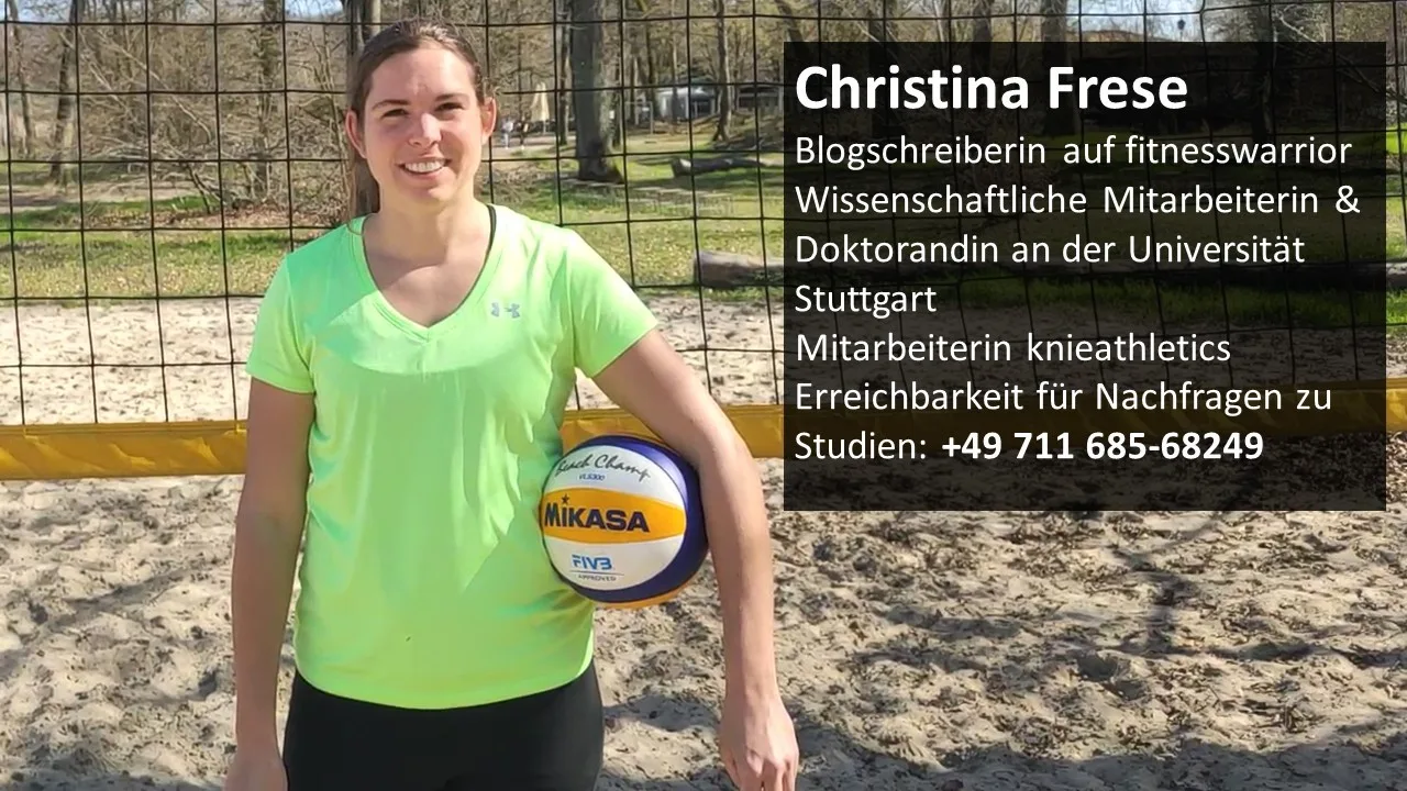 Trainerfortbildung: Chronische Knieschmerzen im Volleyball 3 Portrait von Christina Frese in grünem Shirt mit Volleyball am Beachvolleyballfeld mit Text zu Credentials