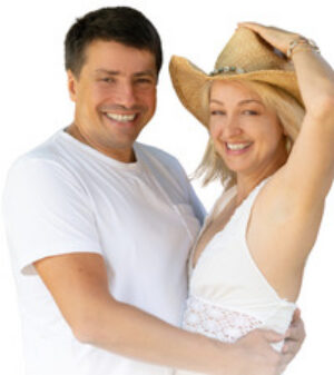 Mann und Frau mit Cowboyhut, beide lächelnd in weißen Shirts
