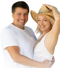 Mann und Frau mit Cowboyhut, beide lächelnd in weißen Shirts