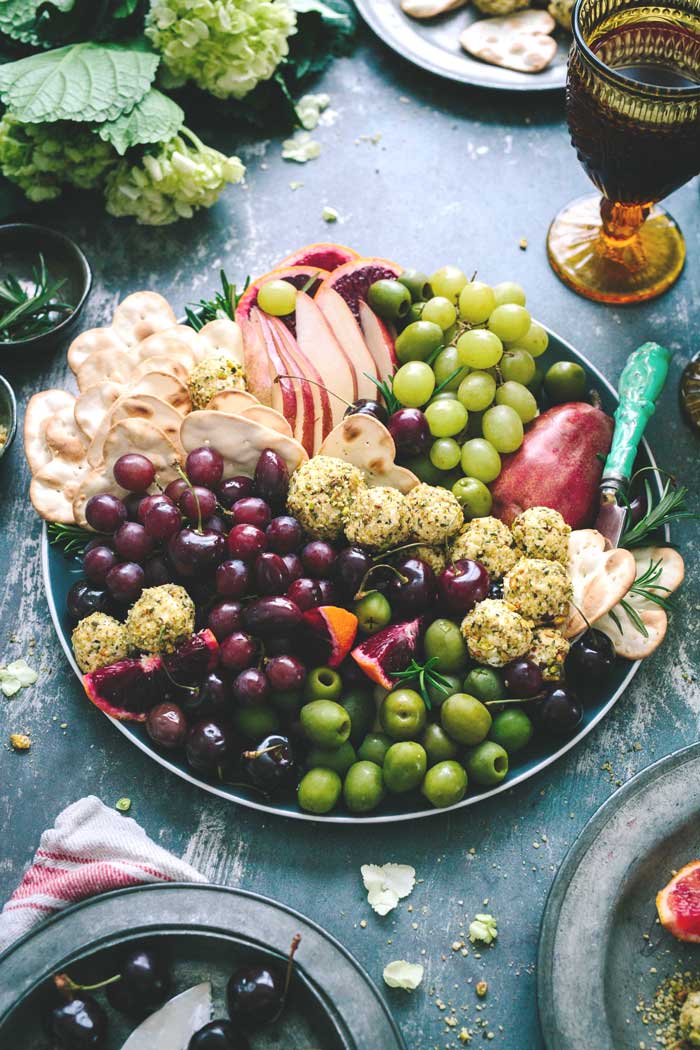 Gesundes Ernährungsbrett mit Käse, Obst, Nüssen und Gemüse