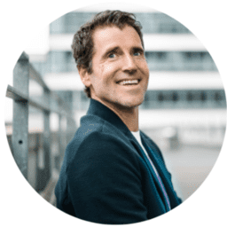 Claus-Stefan Duffner Profilbild rund, Mann in dunklem Blazer vor modernem Gebäude