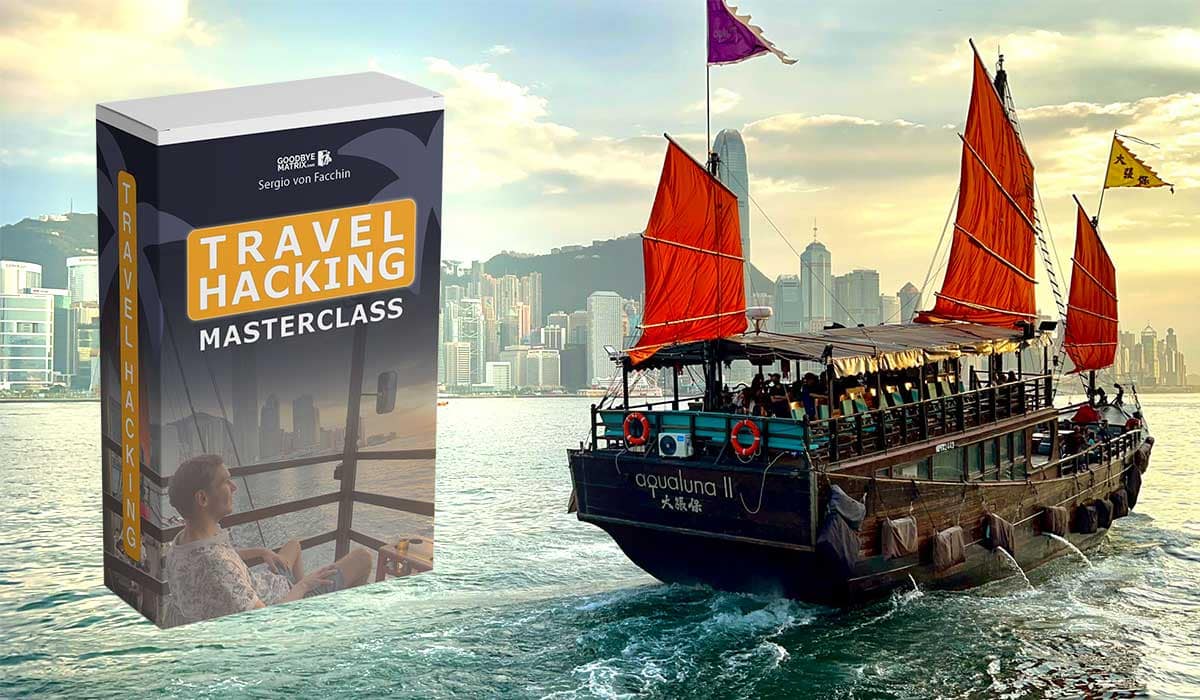 Hero-Banner Travel Hacking Masterclass mit Produktbox und Segelboot in Hongkong-Bucht