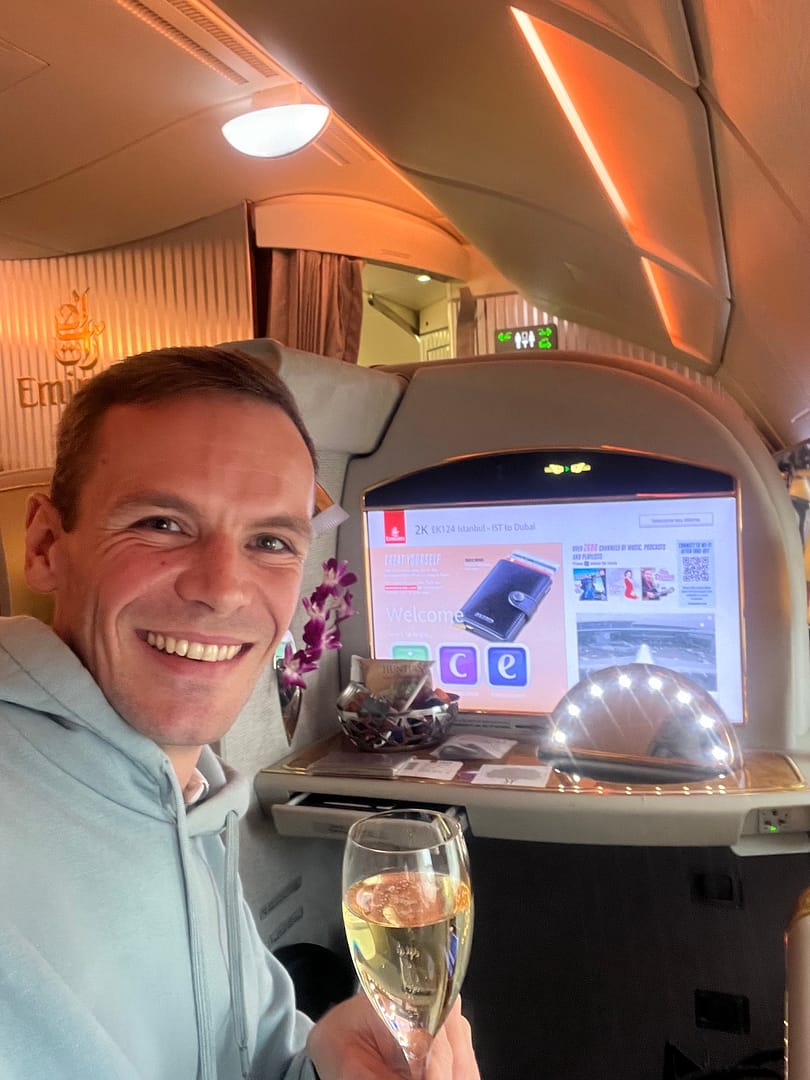 Sergio von Facchin in First Class eines Flugzeugs mit Champagner-Glas