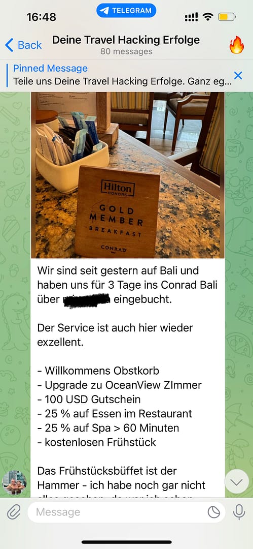 Foto eines Hilton Gold Member Breakfast-Schild mit Conrad Bali Hotellobby im Hintergrund