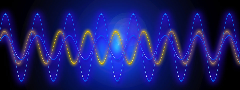 Oszillierende Wellen in Blau und Gold auf dunklem Hintergrund – Thetawellen Visualisierung