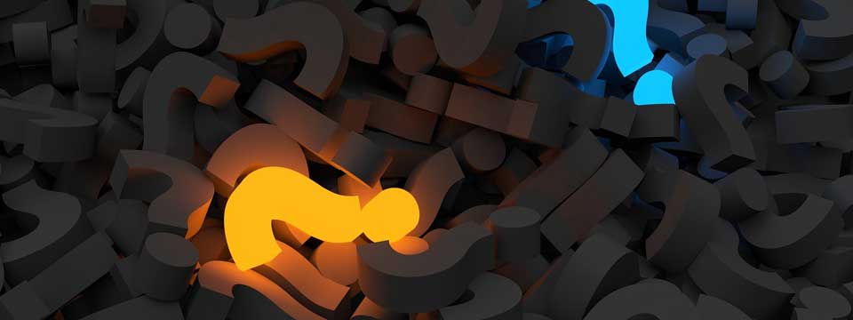 3D-Fragezeichen-Arrangement in Grau und Orange auf schwarzem Hintergrund