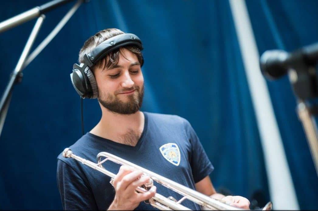 Trompete lernen – Komplettkurs von Tobi Till Krüger 5 Tobi Till Krüger im Studio mit Kopfhörern und Trompete bei professioneller Aufnahme