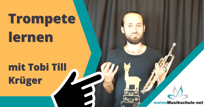 Trompete lernen – Komplettkurs von Tobi Till Krüger 2 Hero-Banner für Trompetenkurs mit Tobi Till Krüger, der Trompete spielend zeigt, orange-türkis Design