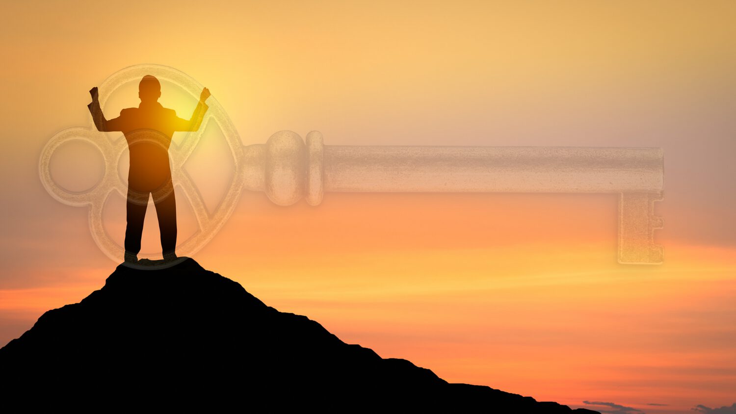 Silhouette einer Person mit erhobenen Armen auf Bergspitze gegen orangegolden leuchtenden Himmel, mit symbolischen Grafiken