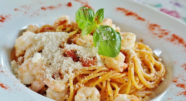 Über 50 schnelle Wasserkocher Rezepte – Kochbuch als E-Book 4 Teller mit Spaghetti Carbonara, Parmesan und frischem Basilikum auf weißem Untergrund