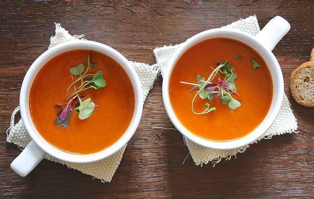 Über 50 schnelle Wasserkocher Rezepte – Kochbuch als E-Book 3 Zwei weiße Tassen mit roter Tomatensuppe, garniert mit Kresse und Croutons auf Holztisch