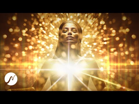 Videostandbild einer glühenden Frauenfigur mit goldener Ausstrahlung und Lichteffekten