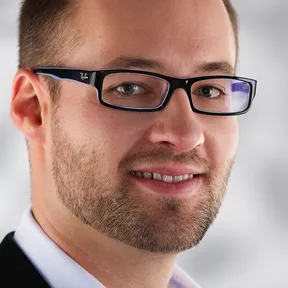 Porträt eines Mannes mit Brille und dunklem Haar, professionelle Kopfaufnahme
