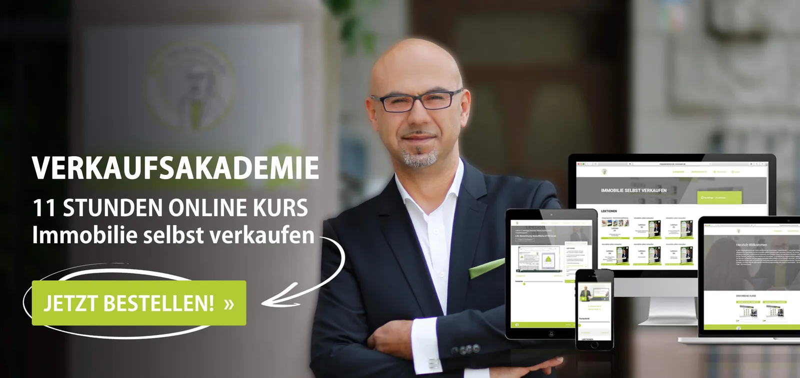 Hero-Header mit Verkaufsakademie Kurs, Mann in Anzug mit Brille, Laptop und Tablet zeigen Kursplattform, grüner Call-to-Actio