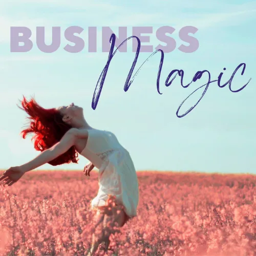 Frau mit roten Haaren tanzt in rosa Blütenfeld mit Text Business Magic