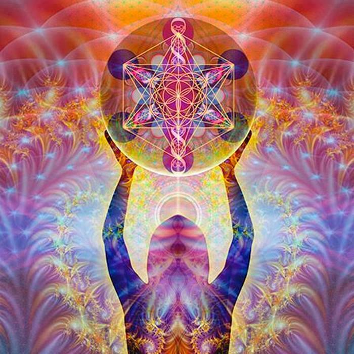 Frau mit erhobenen Händen hält leuchtende heilige Geometrie und Chakra-Symbole