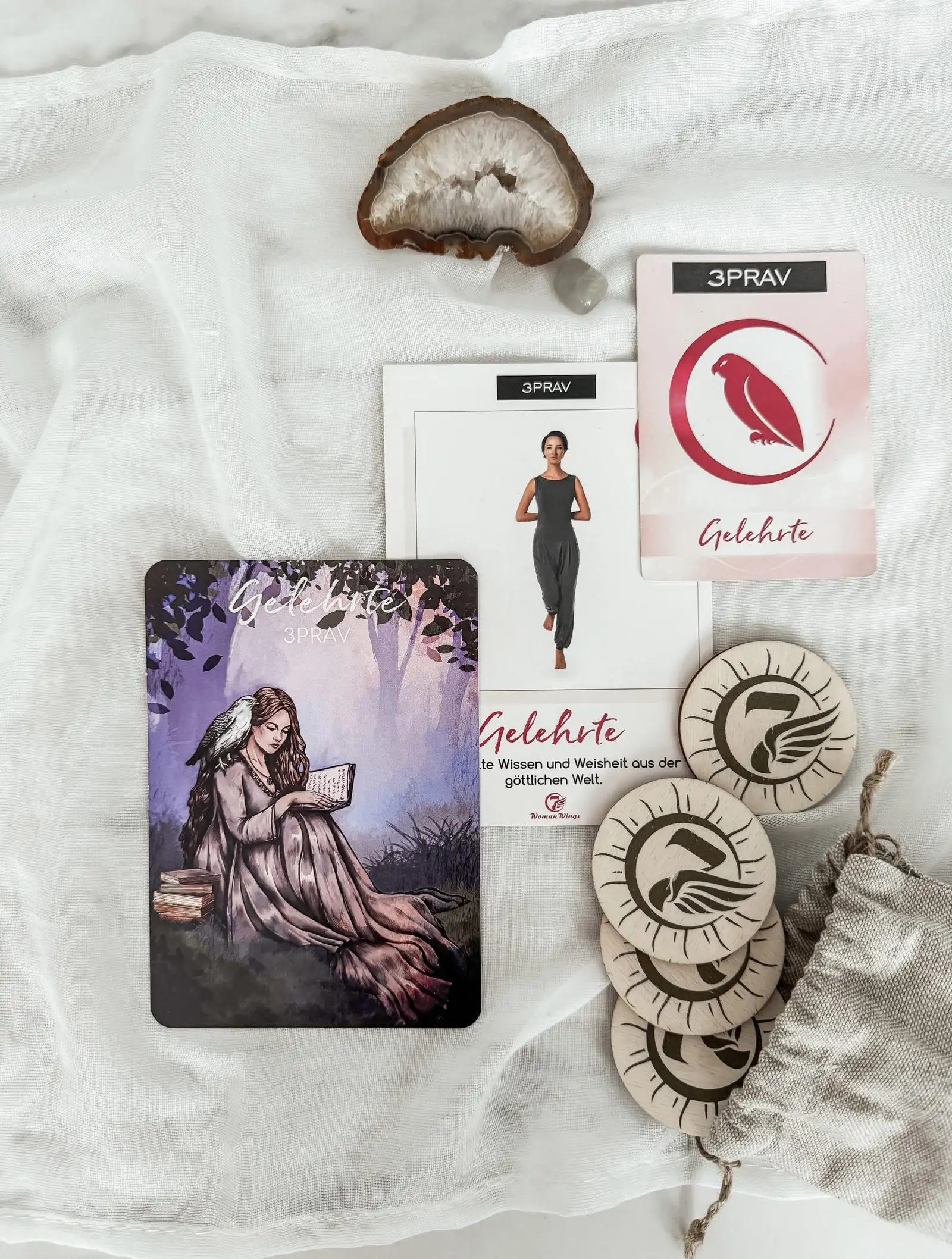 3PRAV Orakelkarten-Set mit Muschel, Tarotkarten und Begleitmaterial auf weißem Stoff