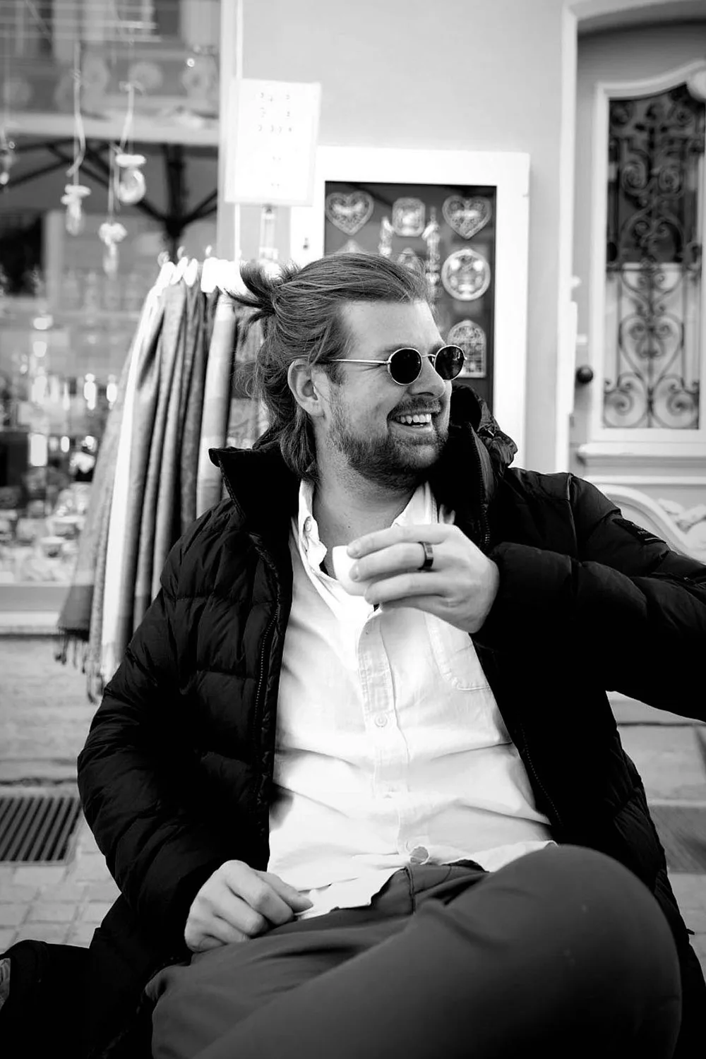Schwarz-Weiß Portrait von Moritz Mümmler, Anwalt für Hochzeitsfotografie-Verträge