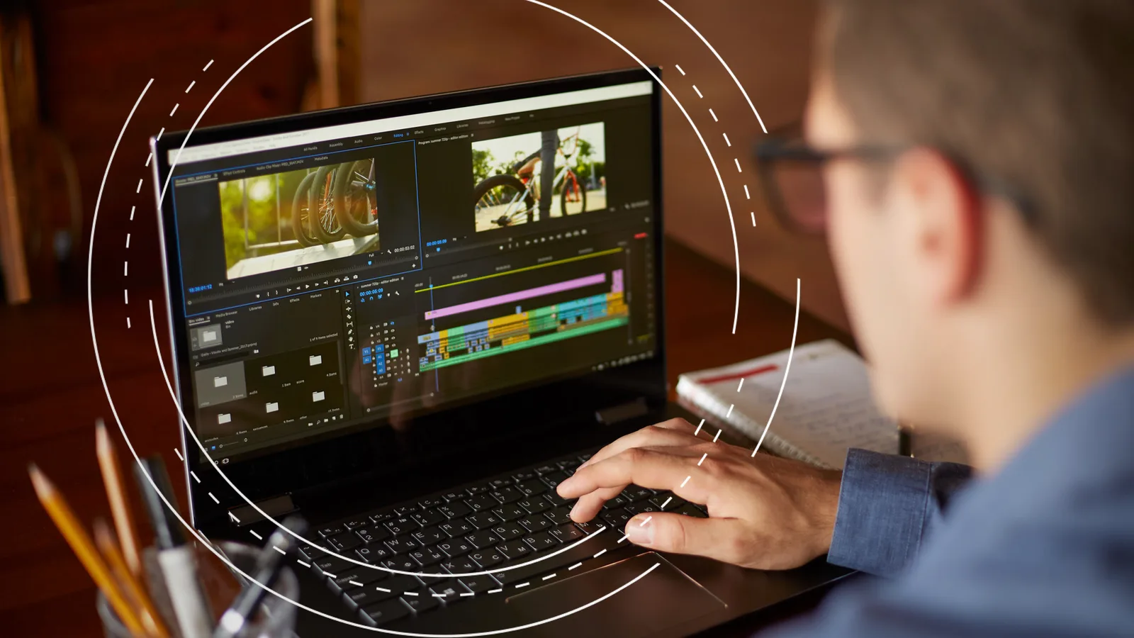 Videoschnitt-Arbeitsplatz mit Camtasia-Software auf Laptop-Monitor, Timeline mit farbigen Spuren und Videoclips