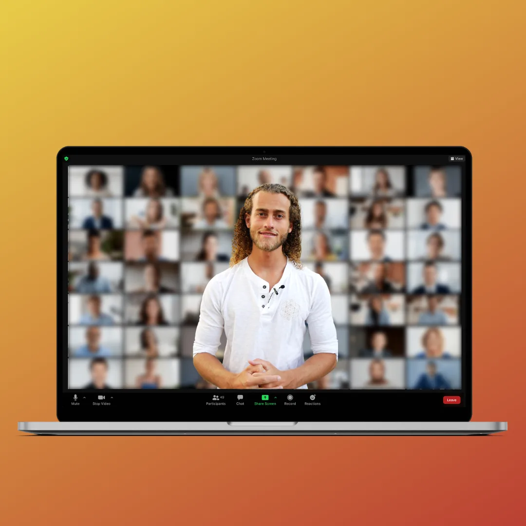 Laptop-Mockup mit gelbem Hintergrund zeigt Zoom-Meeting mit Samuel Felix Kegel als Trainer vor vielen Teilnehmern