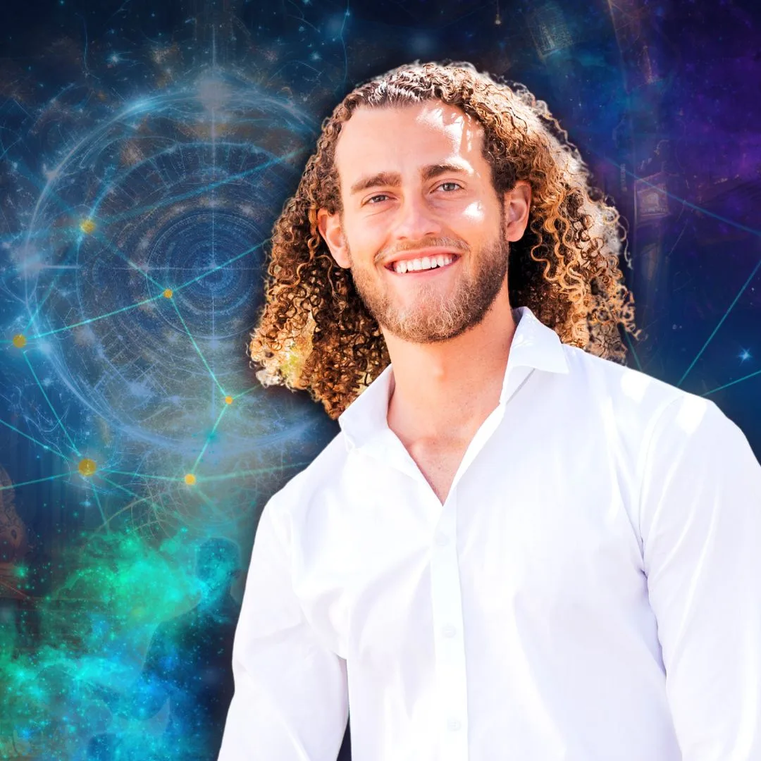 Porträt Samuel Felix Kegel vor blauem abstraktem Hintergrund mit spirituellen Symbolen, weißes Hemd
