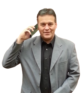 Sascha Ehlers, Energieberater und Coach, am Telefon in grauem Blazer