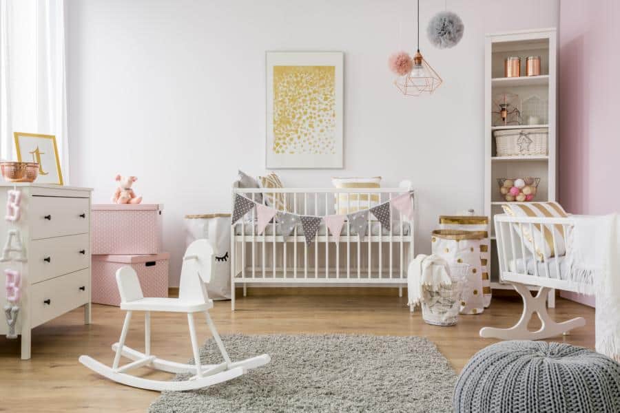 VIP-Premium-Workshop – Feng-Shui-Videokurs mit Materialien 8 Hell eingerichtetes modernes Kinderzimmer mit Babybett, Wickeltisch und zartem Dekor