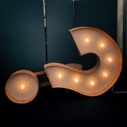 Vintage-Neonschild mit Fragezeichen in warmem Kupferlicht