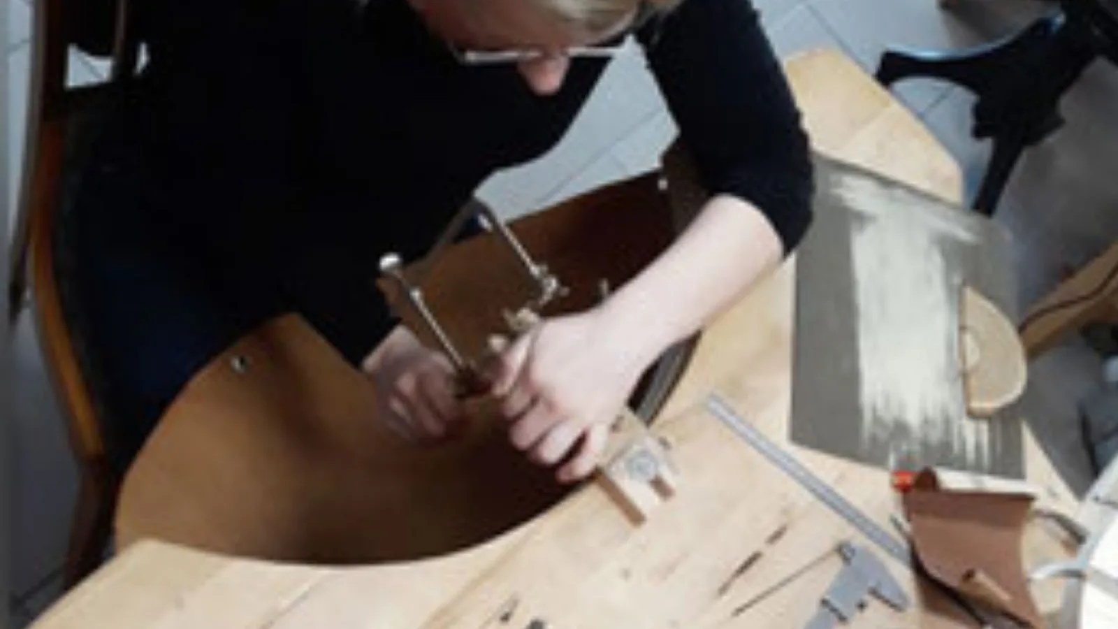 Visionskarten Atelier – Videokurs zur Zielklarheit von Sina Seybold 7 Nahaufnahme von Händen beim Fertigen von Schmuck mit Werkzeugen auf Holzoberfläche während Workshop