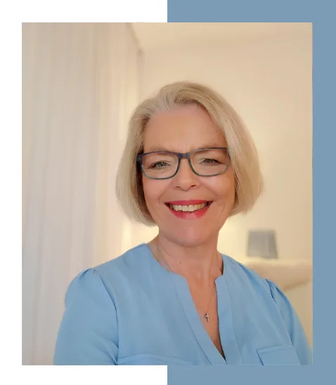 Vorbereitungskurs Prostata-OP – Videokurs für Kontinenz-Training 2 Porträt von Ute Schmuck, Frau mit blonden Haaren, Brille und blauem Oberteil, lächelnd