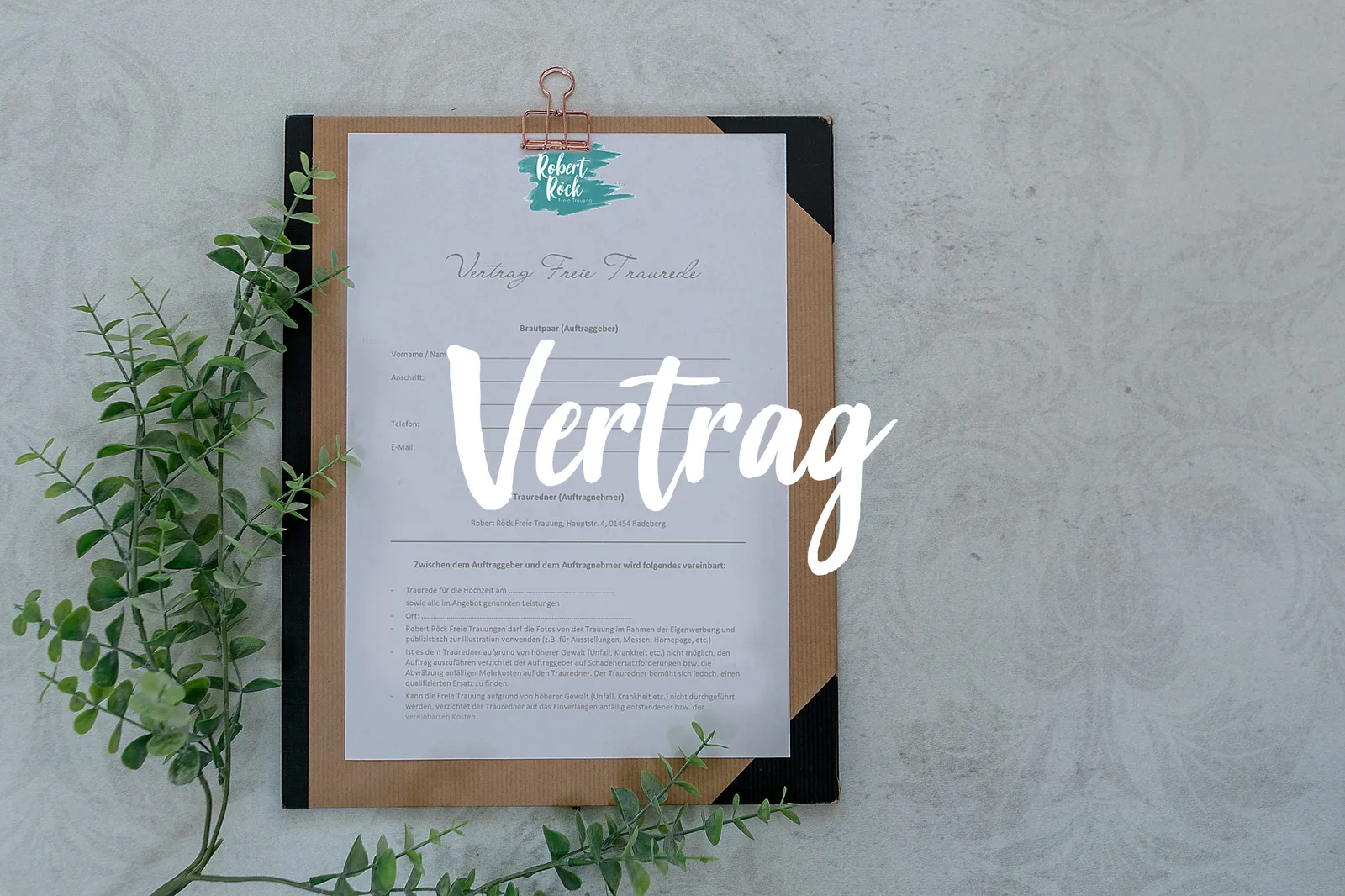Vorlage Vertrag Freie Trauung – Muster-Dokument für Trauredner 5 Vertrag Freie Trauung auf Klemmbrett mit Turquoise Logo und grünen Blättern