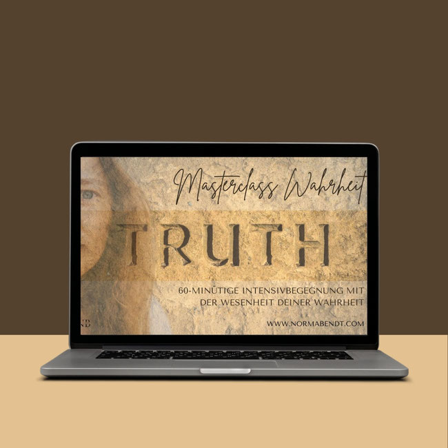 Mockup-Produktabbildung: Laptop mit Masterclass-Wahrheit-Banner auf Bildschirm vor beigem Hintergrund