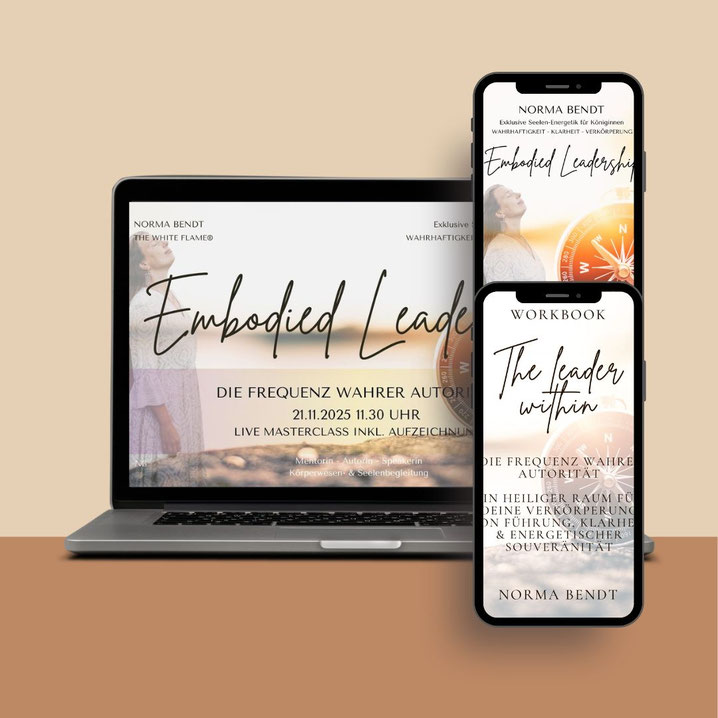 Mockup-Produktabbildung: Laptop und Smartphone mit Embodied Leadership Masterclass Design auf Beige