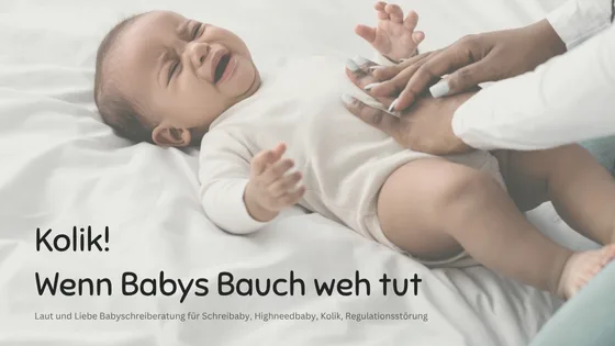Warum Dein Baby so viel schreit und wann es besser wird 7 Schreiendes Baby mit Mutter-Hände auf Bauch – Kolik Erste Hilfe