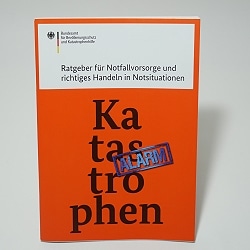 Ratgeber-Buch Katastrophen mit orangem Cover und Bundesadler-Logo
