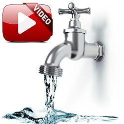 Wasserhahn mit fließend Wasser und Wassertropfen, Play-Symbol für Video