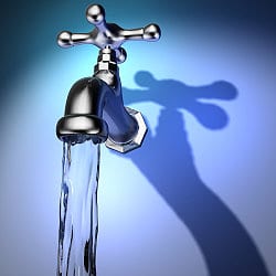 3D-Illustration Wasserhahn mit fließend Wasser und Schattenspiel auf blauem Hintergrund